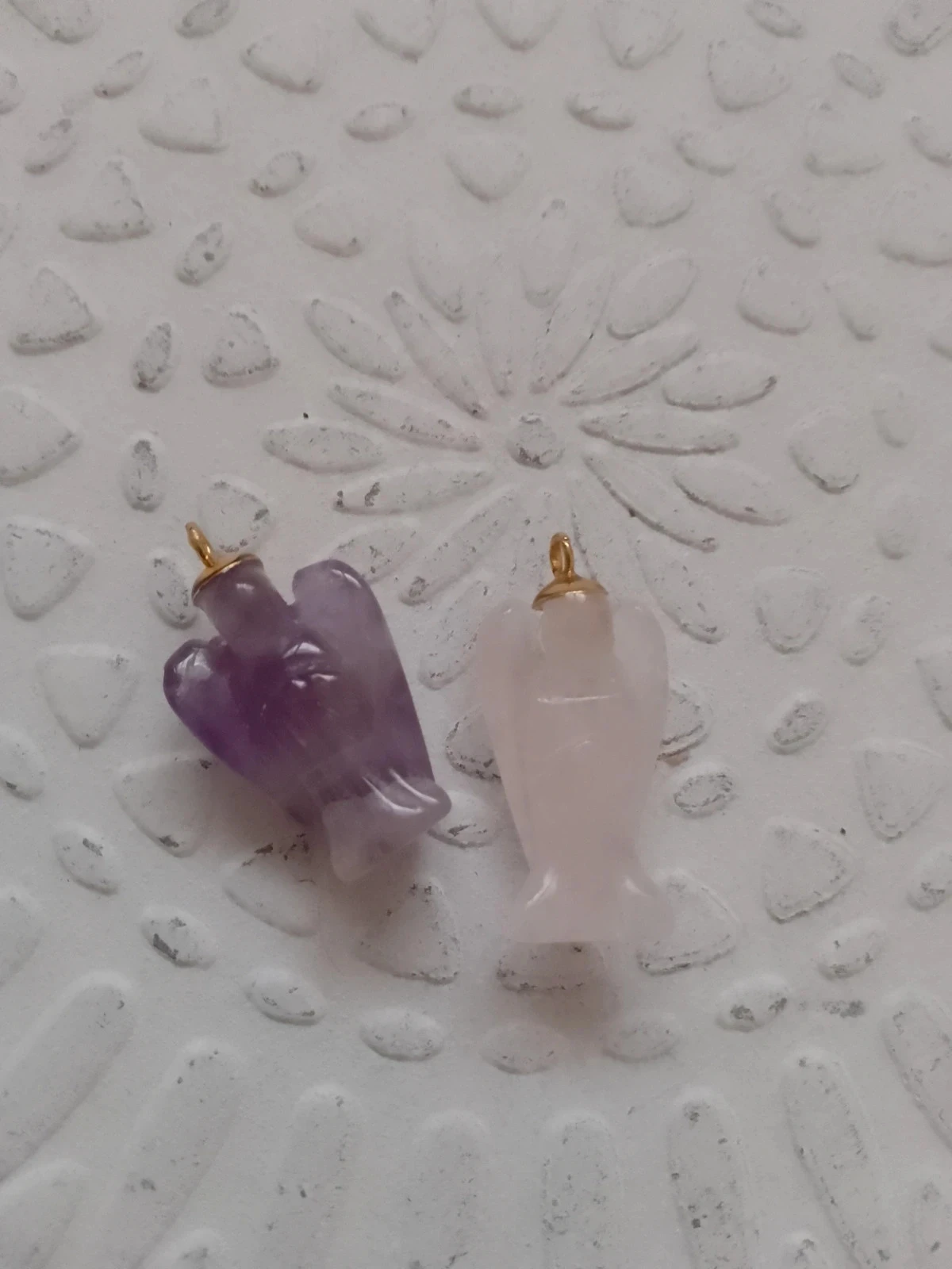 Lot de 2 pendentifs ange en pierres naturelles